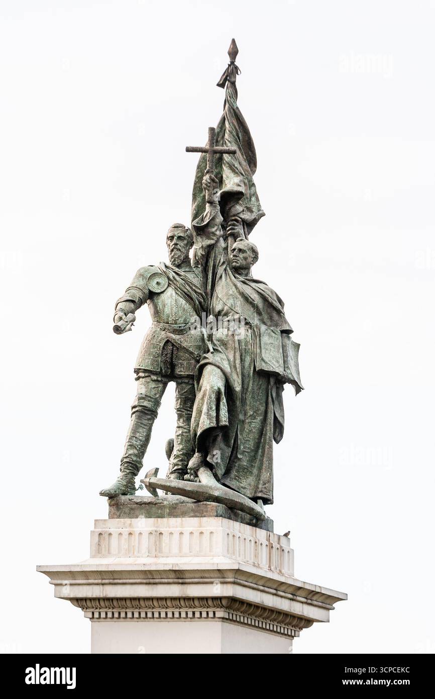 Le monument Legazpi-Urdaneta dédié au conquistador espagnol Miguel López de Legazpi et à l'explorateur maritime Andrés de Urdaneta à Manille, Philippines Banque D'Images