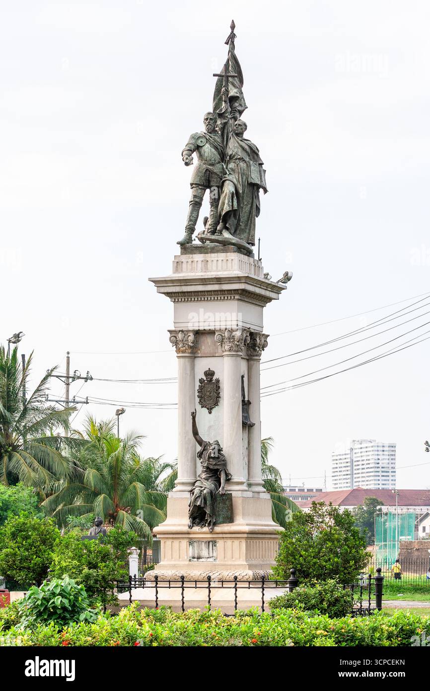 Le monument Legazpi-Urdaneta dédié au conquistador espagnol Miguel López de Legazpi et à l'explorateur maritime Andrés de Urdaneta à Manille, Philippines Banque D'Images