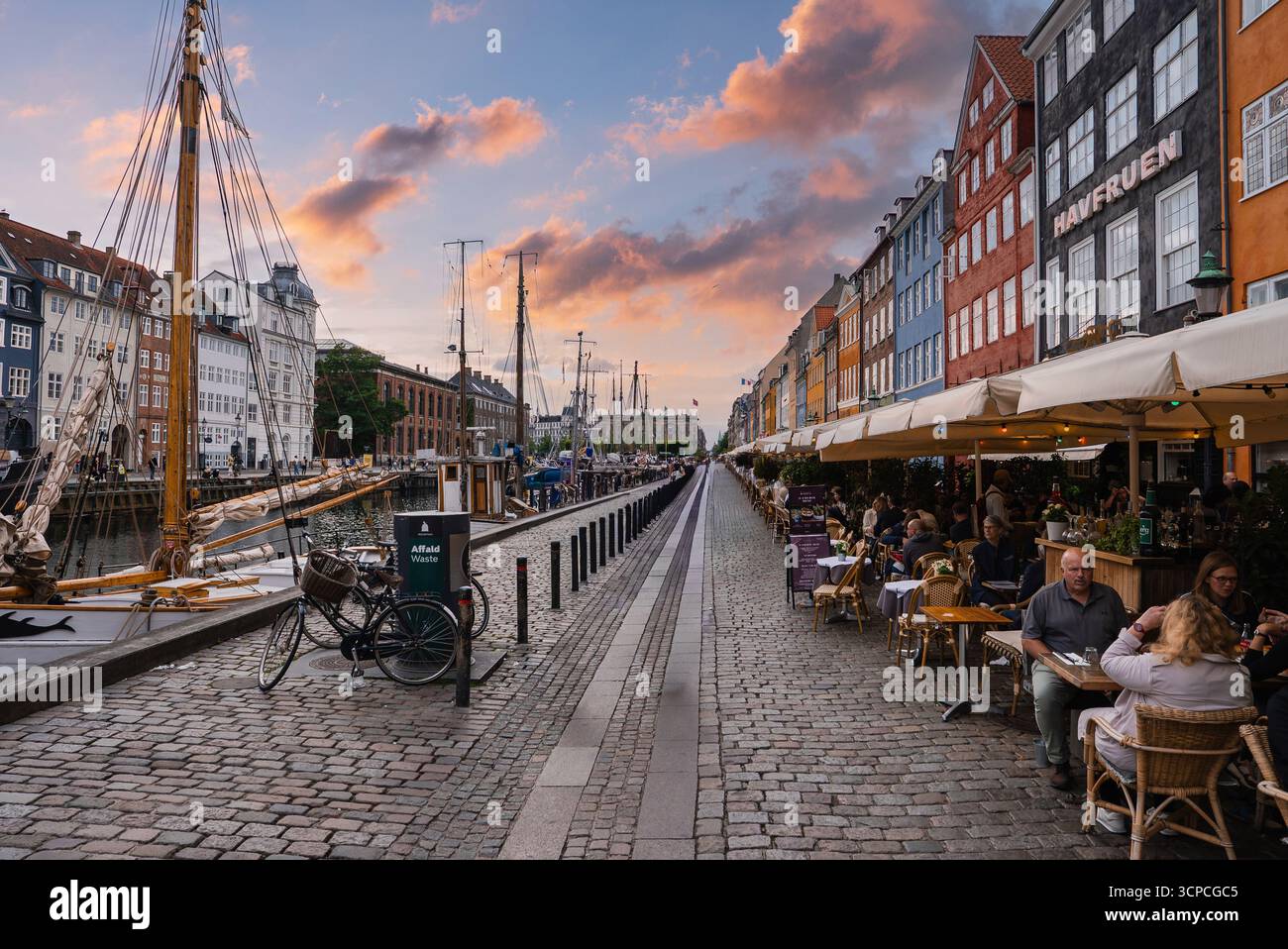 Nyhavn District à Copenhague au coucher du soleil avec des bâtiments colorés Banque D'Images