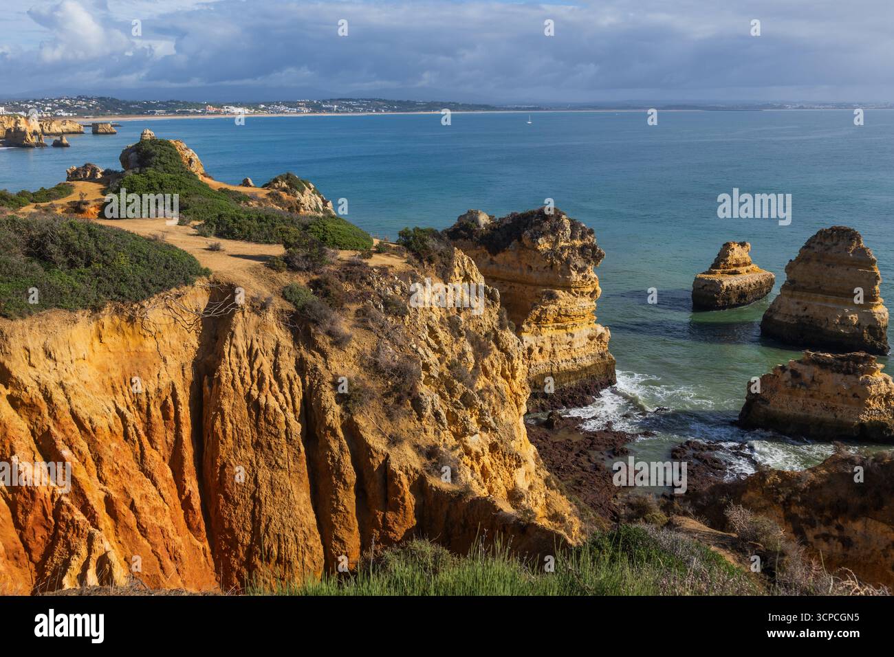 Côte de la région de l'Algarve à l'océan Atlantique Nord à Lagos, au sud du Portugal. Banque D'Images