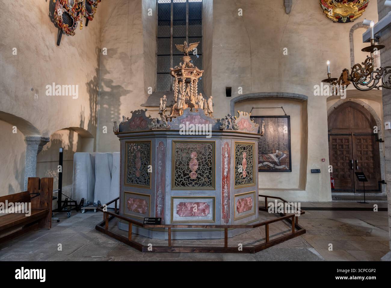 Baptistère des années 1680 dans l'église Saint-Nicolas et l'intérieur du musée à Tallinn, Estonie. L'emplacement original du baptistère était à St Michael suédois Banque D'Images