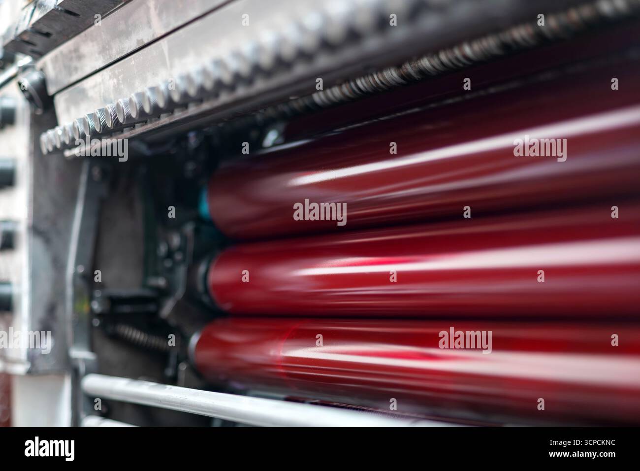 Rouleaux magenta couleur et brillants de machine d'impression offset. Couleur d'encre offset. Mise au point sélective. Banque D'Images
