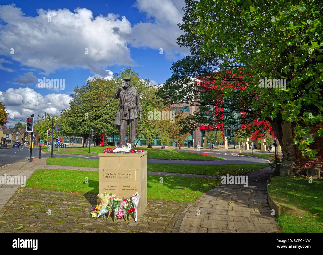 Royaume-Uni, South Yorkshire, Barnsley, Harold 'Dickie' Bird Statue. Banque D'Images