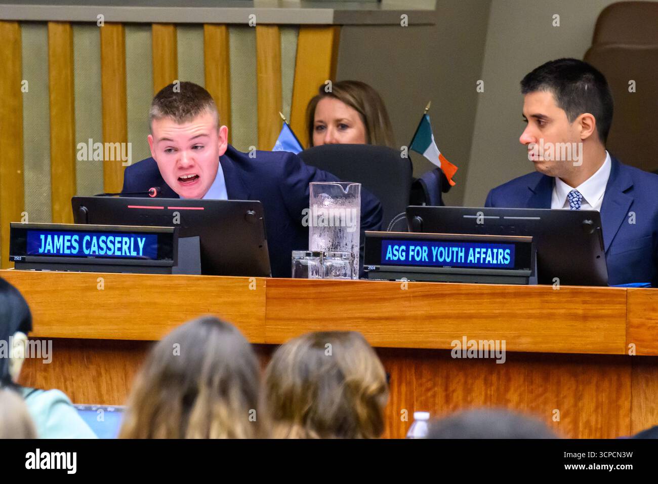 New York, États-Unis. 25 septembre 2025. James Casserley, un militant de Dublin âgé de 18 ans pour les personnes handicapées qui a déclaré aux délégués aux Nations Unies que "les actions parlent plus fort que les mots" prononce un discours aux côtés du Secrétaire général adjoint des Nations Unies pour la jeunesse, Felipe Paullier, de l'Uruguay, lors d'une réunion plénière de haut niveau de l'Assemblée générale pour commémorer le trentième anniversaire du Programme mondial d'action pour la jeunesse. Crédit : Enrique Shore/Alamy Live News Banque D'Images