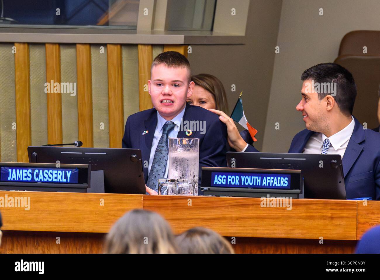 New York, États-Unis. 25 septembre 2025. James Casserley, un militant de Dublin âgé de 18 ans pour les personnes handicapées qui a déclaré aux délégués aux Nations Unies que "les actions parlent plus fort que les mots" est félicité par le sous-secrétaire général des Nations Unies pour la jeunesse, Felipe Paullier, de l'Uruguay, après s'être adressé à une réunion plénière de haut niveau de l'Assemblée générale pour commémorer le trentième anniversaire du Programme d'action mondial pour la jeunesse. Crédit : Enrique Shore/Alamy Live News Banque D'Images