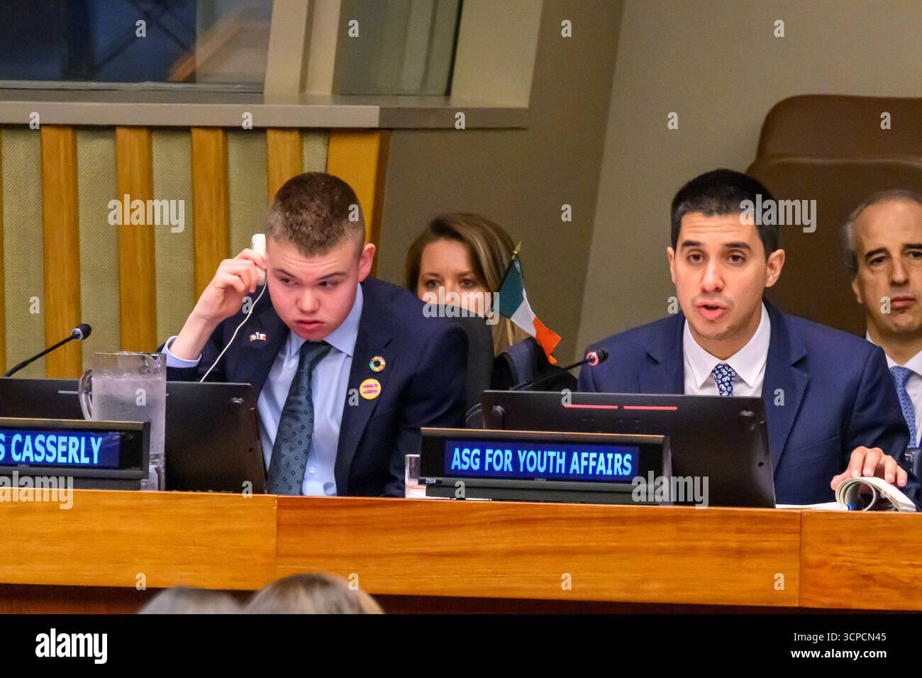 New York, États-Unis. 25 septembre 2025. James Casserley, un militant de Dublin âgé de 18 ans pour le handicap qui a déclaré aux délégués aux Nations Unies que "les actions parlent plus fort que les mots", écoute le sous-secrétaire général des Nations Unies pour la jeunesse, Felipe Paullier, de l'Uruguay, lors d'une réunion plénière de haut niveau de l'Assemblée générale pour commémorer le trentième anniversaire du Programme d'action mondial pour la jeunesse. Crédit : Enrique Shore/Alamy Live News Banque D'Images