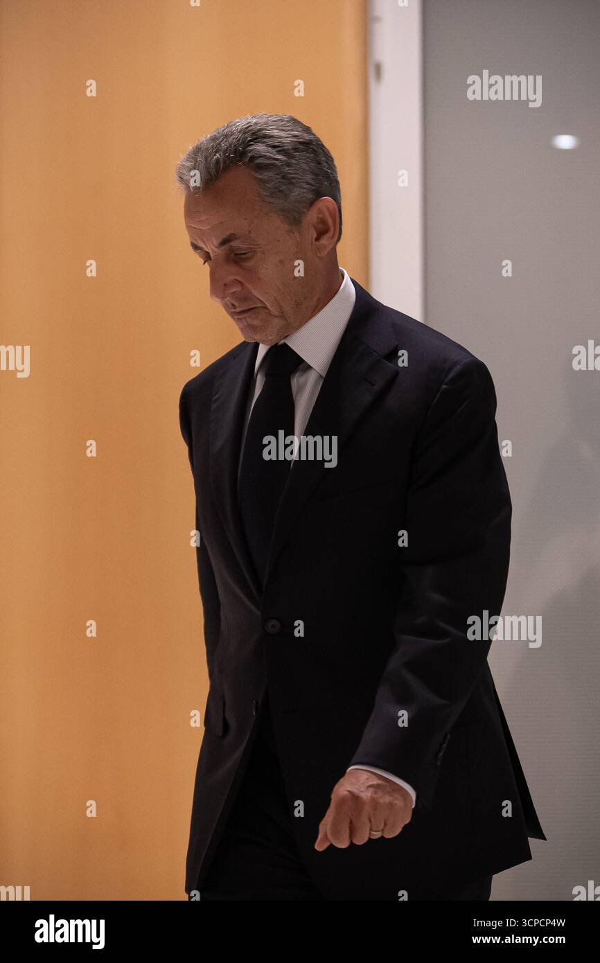 (250925) -- PARIS, 25 septembre 2025 (Xinhua) -- L'ancien président français Nicolas Sarkozy quitte le pays après le verdict de son procès à Paris, France, le 25 septembre 2025. L’ancien président français Nicolas Sarkozy a été condamné jeudi à cinq ans de prison avec une peine de prison différée, après avoir été reconnu coupable de complot criminel sur le financement présumé par la Libye de sa campagne présidentielle de 2007, selon les médias français BFM TV. Le tribunal a également condamné Sarkozy à une amende de 100 000 euros (117 000 dollars américains) et lui a interdit d'occuper une charge publique ou de se présenter aux élections pendant cinq ans. Sarkozy a Rei Banque D'Images