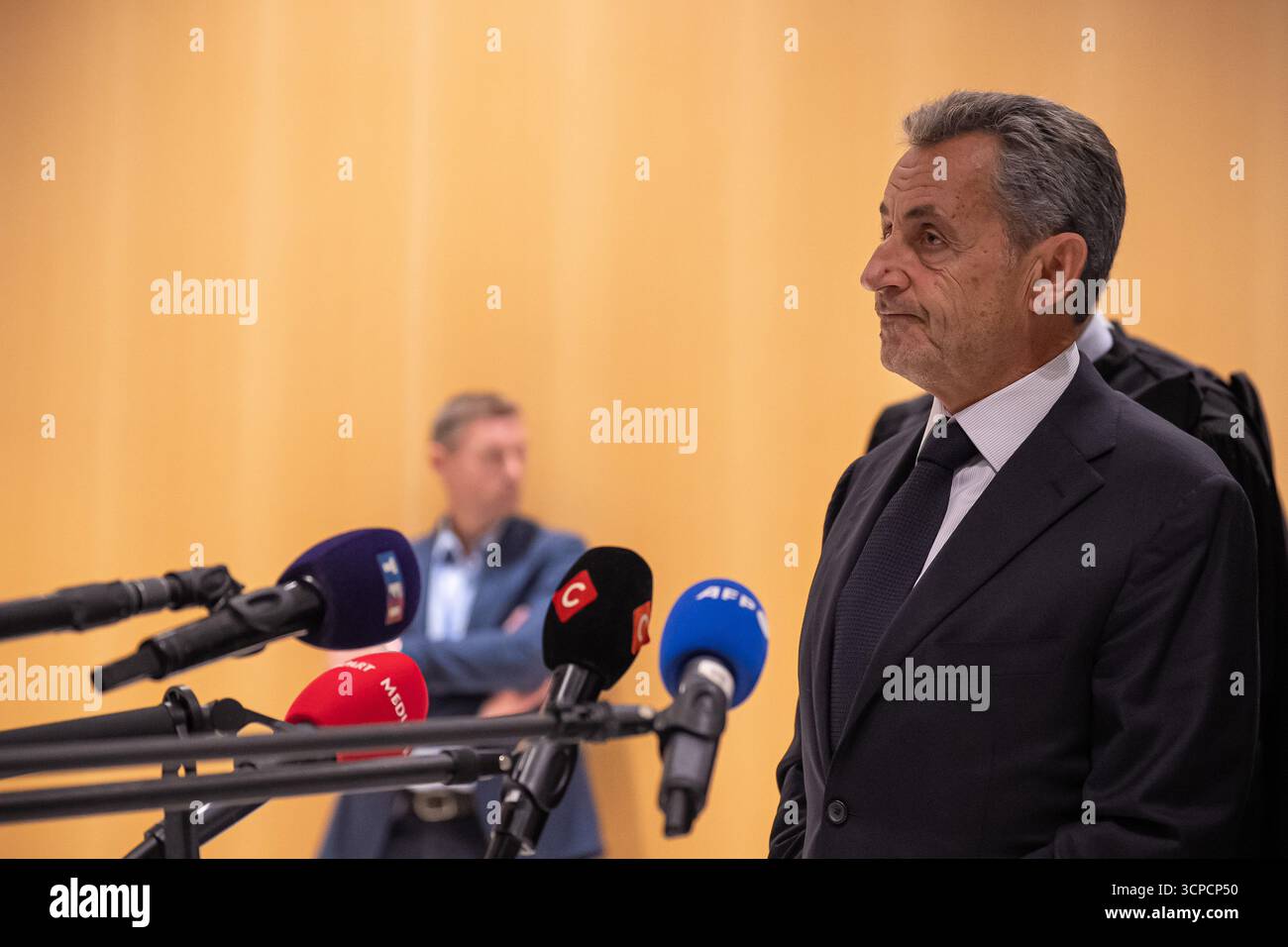 (250925) -- PARIS, 25 septembre 2025 (Xinhua) -- L'ancien président français Nicolas Sarkozy s'adresse aux médias après le verdict de son procès à Paris, France, le 25 septembre 2025. L’ancien président français Nicolas Sarkozy a été condamné jeudi à cinq ans de prison avec une peine de prison différée, après avoir été reconnu coupable de complot criminel sur le financement présumé par la Libye de sa campagne présidentielle de 2007, selon les médias français BFM TV. Le tribunal a également condamné Sarkozy à une amende de 100 000 euros (117 000 dollars américains) et lui a interdit d'occuper une charge publique ou de se présenter aux élections pendant cinq ans. Sa Banque D'Images