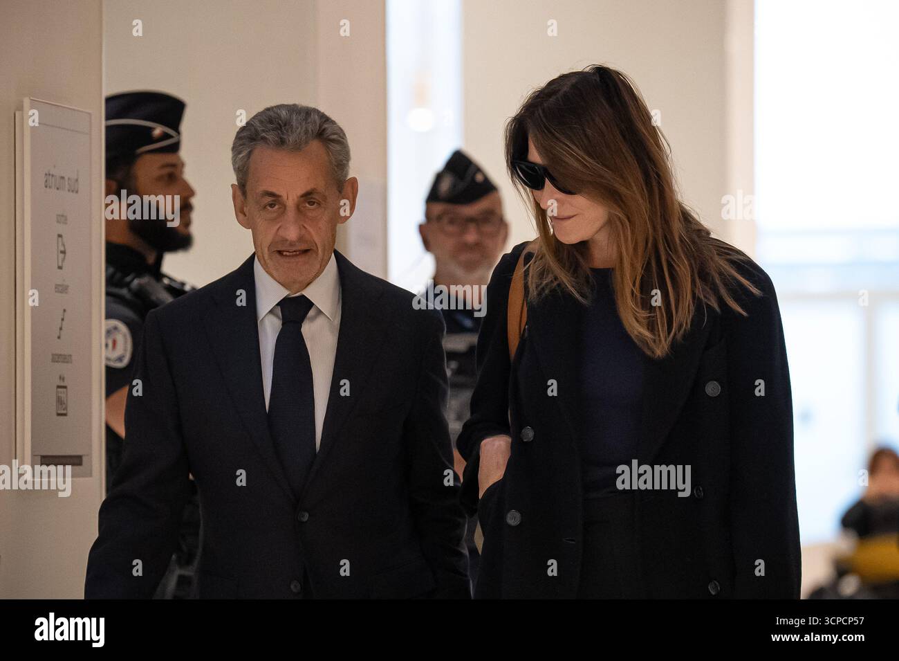 (250925) -- PARIS, 25 septembre 2025 (Xinhua) -- L'ancien président français Nicolas Sarkozy et son épouse Carla Bruni arrivent devant un tribunal à Paris, France, le 25 septembre 2025. L’ancien président français Nicolas Sarkozy a été condamné jeudi à cinq ans de prison avec une peine de prison différée, après avoir été reconnu coupable de complot criminel sur le financement présumé par la Libye de sa campagne présidentielle de 2007, selon les médias français BFM TV. Le tribunal a également condamné Sarkozy à une amende de 100 000 euros (117 000 dollars américains) et lui a interdit d'occuper une charge publique ou de se présenter aux élections pendant cinq ans. Sarkozy ha Banque D'Images