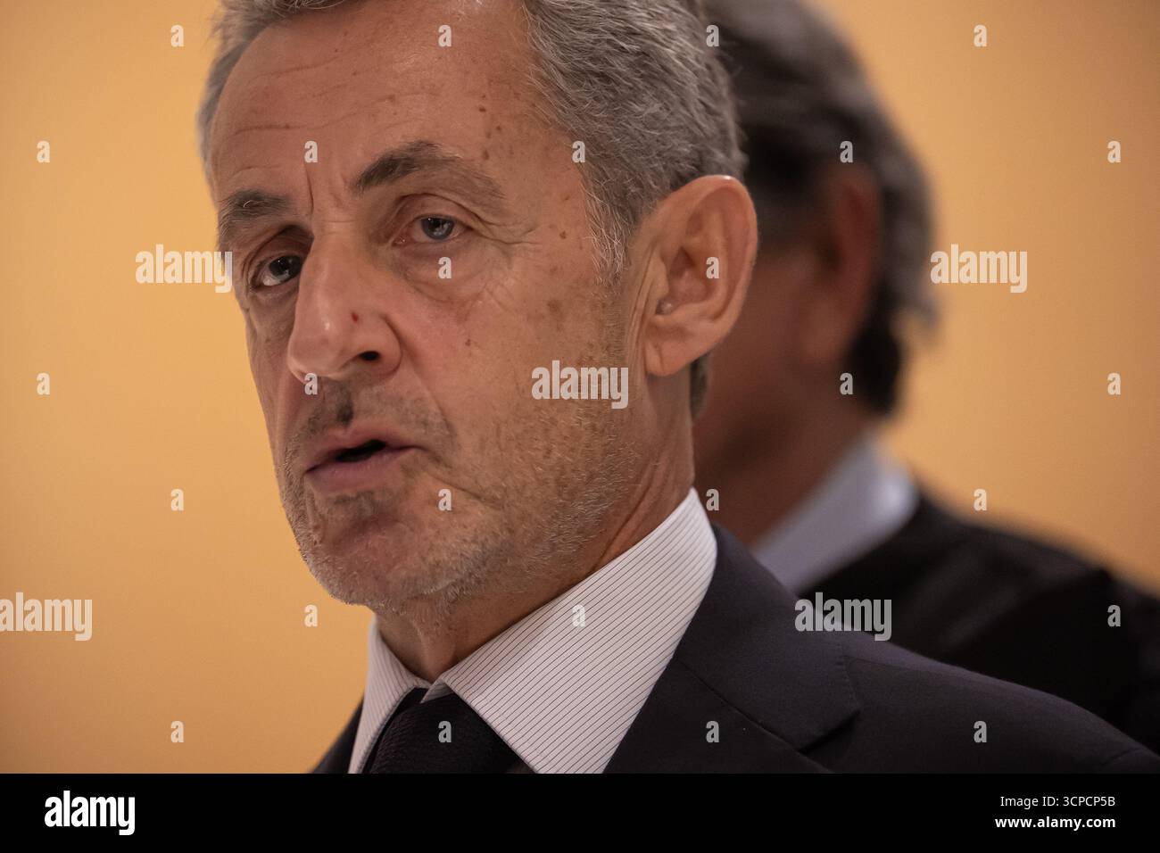 (250925) -- PARIS, 25 septembre 2025 (Xinhua) -- L'ancien président français Nicolas Sarkozy s'adresse aux médias après le verdict de son procès à Paris, France, le 25 septembre 2025. L’ancien président français Nicolas Sarkozy a été condamné jeudi à cinq ans de prison avec une peine de prison différée, après avoir été reconnu coupable de complot criminel sur le financement présumé par la Libye de sa campagne présidentielle de 2007, selon les médias français BFM TV. Le tribunal a également condamné Sarkozy à une amende de 100 000 euros (117 000 dollars américains) et lui a interdit d'occuper une charge publique ou de se présenter aux élections pendant cinq ans. Sa Banque D'Images