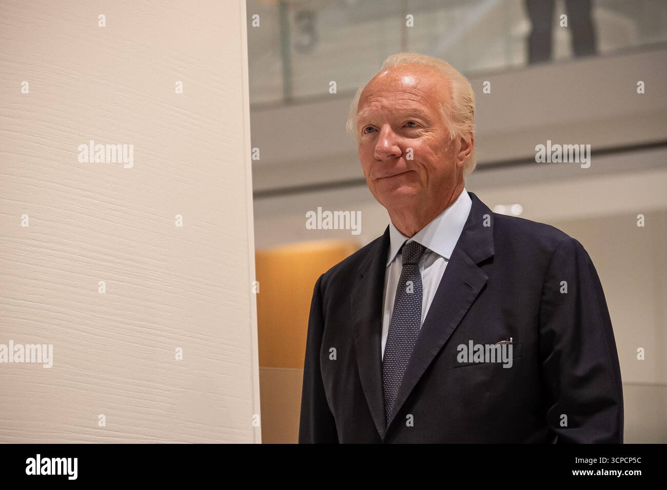 (250925) -- PARIS, 25 septembre 2025 (Xinhua) -- L'ancien ministre de l'intérieur français Brice Hortefeux arrive au tribunal de Paris, France, le 25 septembre 2025. L’ancien président français Nicolas Sarkozy a été condamné jeudi à cinq ans de prison avec une peine de prison différée, après avoir été reconnu coupable de complot criminel sur le financement présumé par la Libye de sa campagne présidentielle de 2007, selon les médias français BFM TV. Le tribunal a également condamné Sarkozy à une amende de 100 000 euros (117 000 dollars américains) et lui a interdit d'occuper une charge publique ou de se présenter aux élections pendant cinq ans. Sarkozy a réitéré Banque D'Images