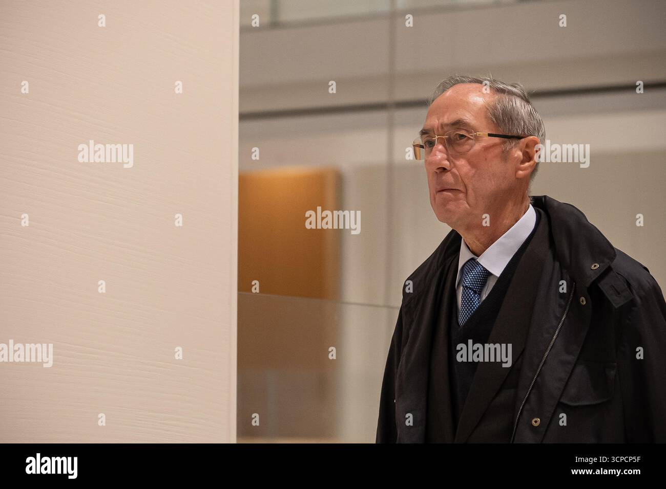 (250925) -- PARIS, le 25 septembre 2025 (Xinhua) -- L'ancien secrétaire général de l'Elysée Claude Gueant arrive à la salle d'audience de Paris, France, le 25 septembre 2025. L’ancien président français Nicolas Sarkozy a été condamné jeudi à cinq ans de prison avec une peine de prison différée, après avoir été reconnu coupable de complot criminel sur le financement présumé par la Libye de sa campagne présidentielle de 2007, selon les médias français BFM TV. Le tribunal a également condamné Sarkozy à une amende de 100 000 euros (117 000 dollars américains) et lui a interdit d'occuper une charge publique ou de se présenter aux élections pendant cinq ans. Sarkozy Banque D'Images
