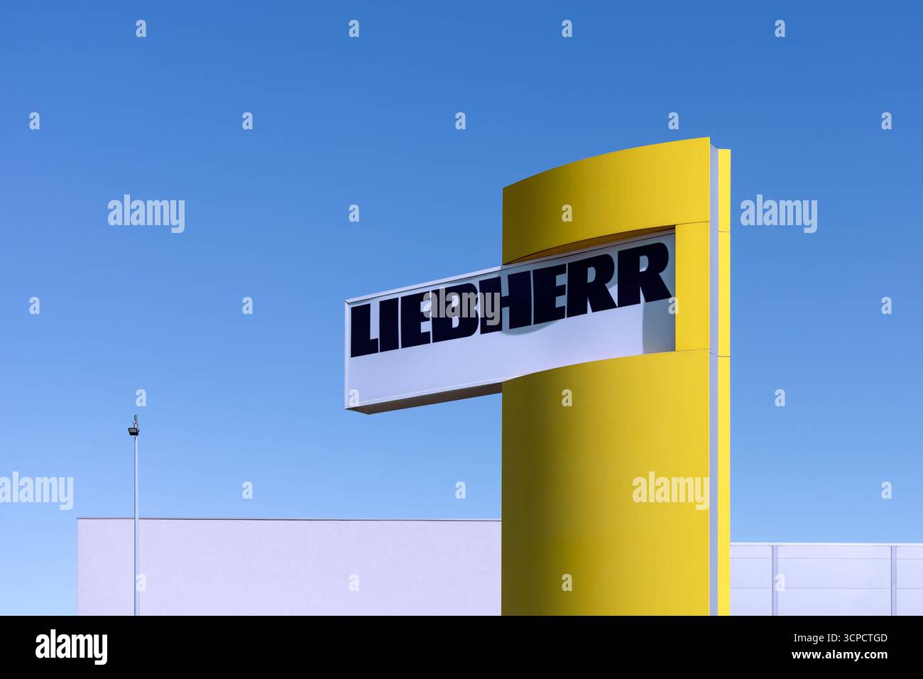 Logo Liebherr sur un pylône - Liebherr est un fabricant germano-suisse de grues, de machines de construction lourde et agricoles et d'équipements aéronautiques. Banque D'Images