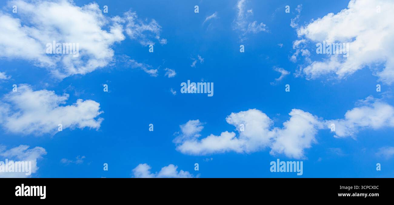 Ciel bleu heureux blanc nuages moelleux inspirant calme ambiance sereine lumière du jour scène nature ambiance relaxante fond paisible Banque D'Images