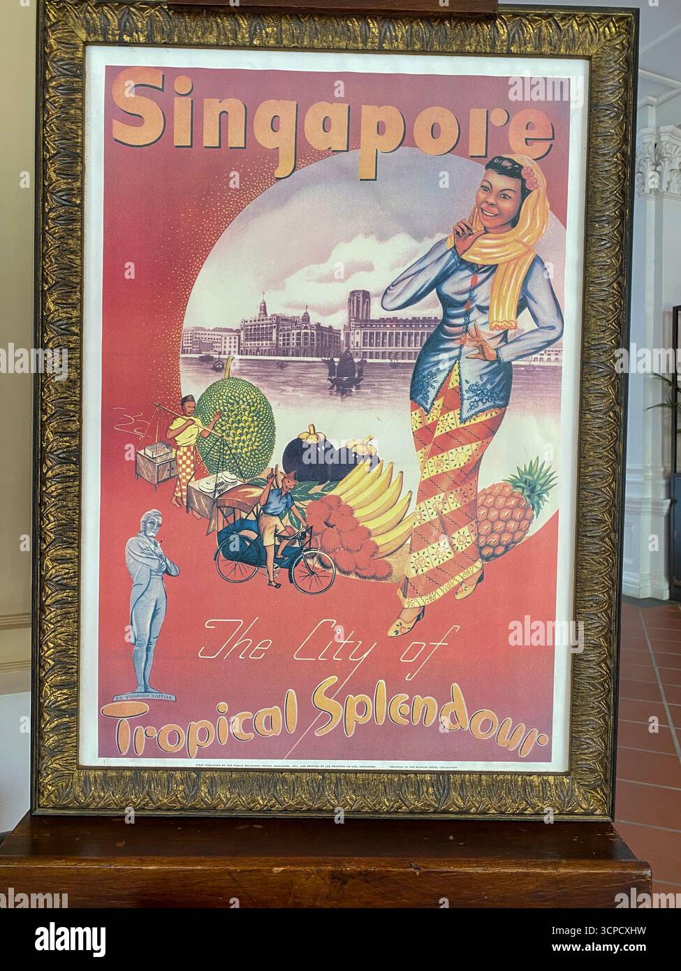 Une conception artistique des années 1920-30 d'une affiche de Raffles à l'entrée du célèbre long bar de l'hôtel Raffles à Singapour, Banque D'Images