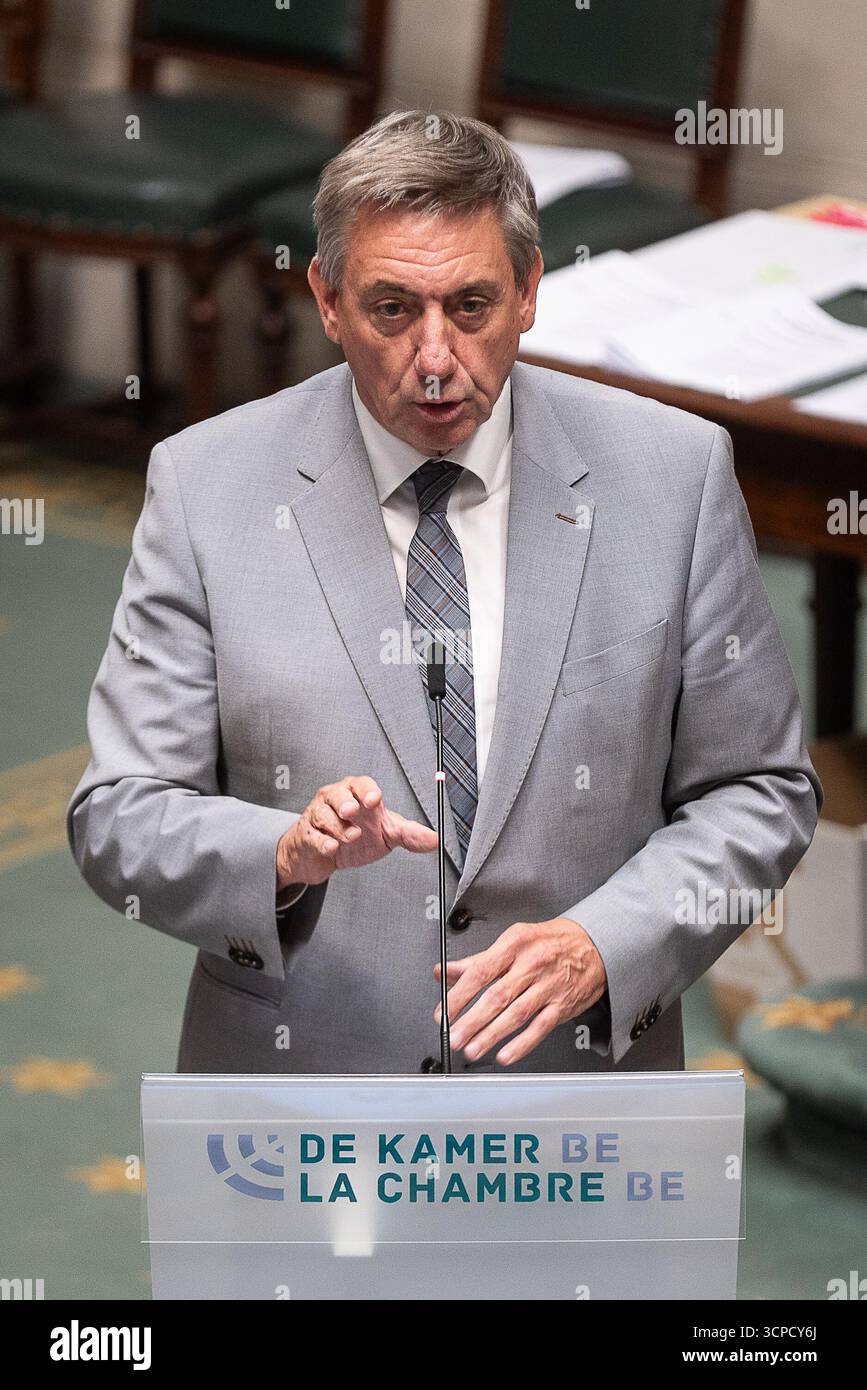 Bruxelles, Belgique. 25 septembre 2025. Jan jambon, vice-premier ministre et ministre des Finances, de la lutte contre la fraude fiscale, des retraites, de la loterie nationale et des institutions culturelles, photographié lors d’une séance plénière de la Chambre au Parlement fédéral à Bruxelles, jeudi 25 septembre 2025. BELGA PHOTO JAMES ARTHUR GEKIERE crédit : Belga News Agency/Alamy Live News Banque D'Images