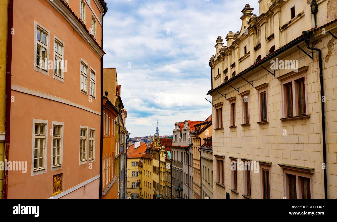 Rue colorée dans la vieille ville de Prague avec Tour de télévision lointaine. Banque D'Images