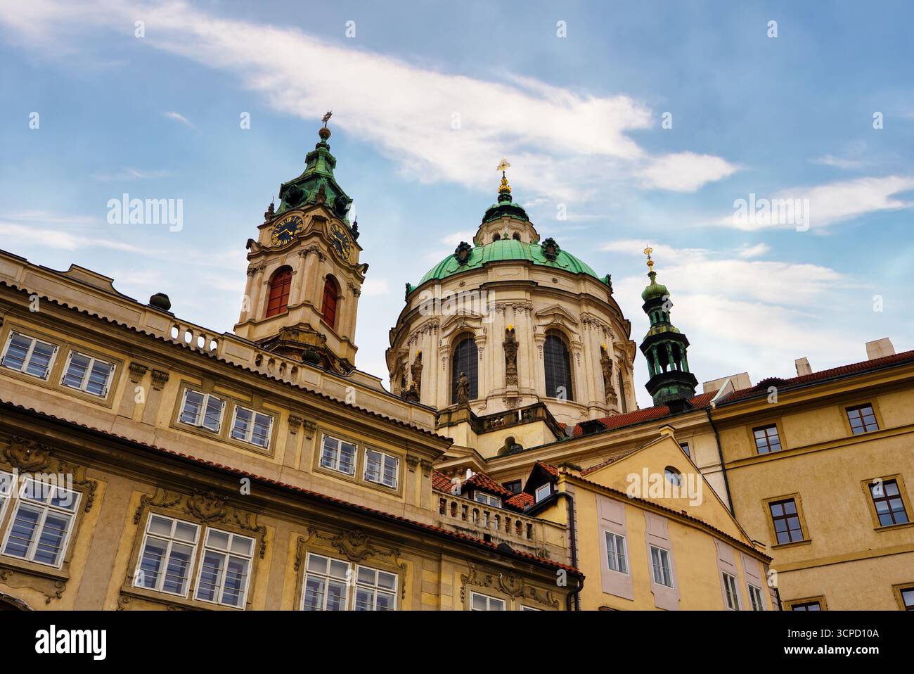 Dôme de l'église Saint-Nicolas et Tour de l'horloge à Prague. Banque D'Images