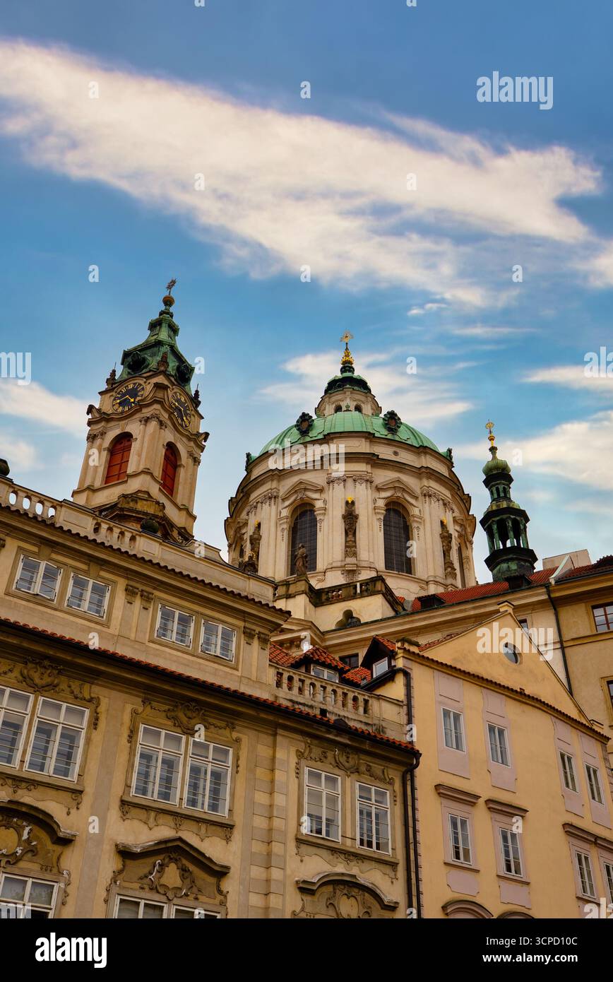 Dôme de l'église Saint-Nicolas et Tour de l'horloge à Prague. Banque D'Images