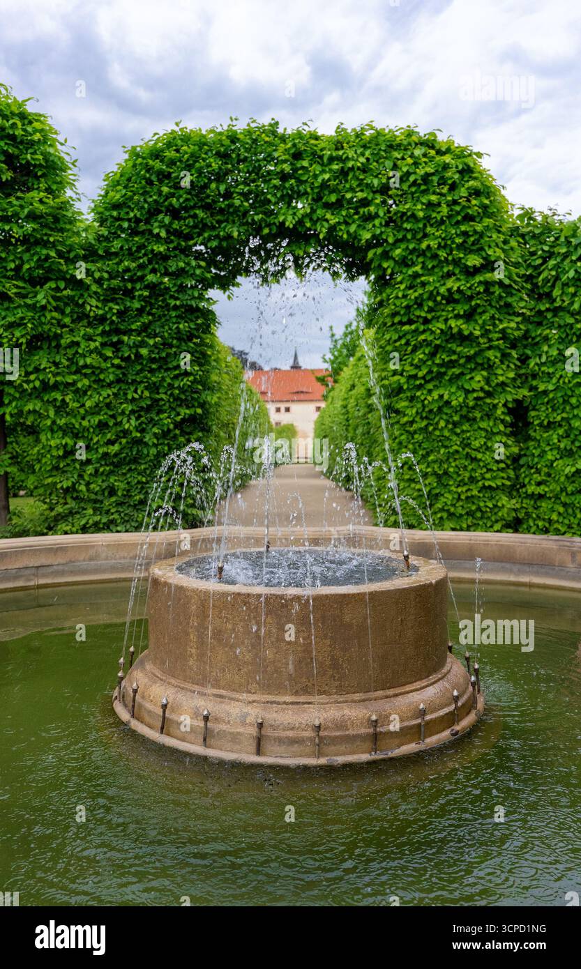Fontaine dans le jardin Wallenstein de Prague avec Green Arch. Banque D'Images
