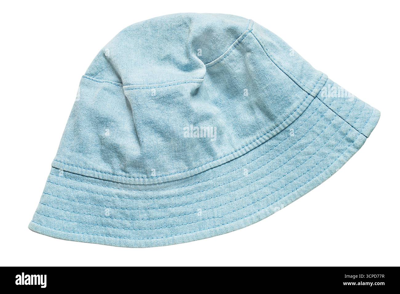 Chapeau seau en denim bleu clair isolé sur fond blanc Banque D'Images