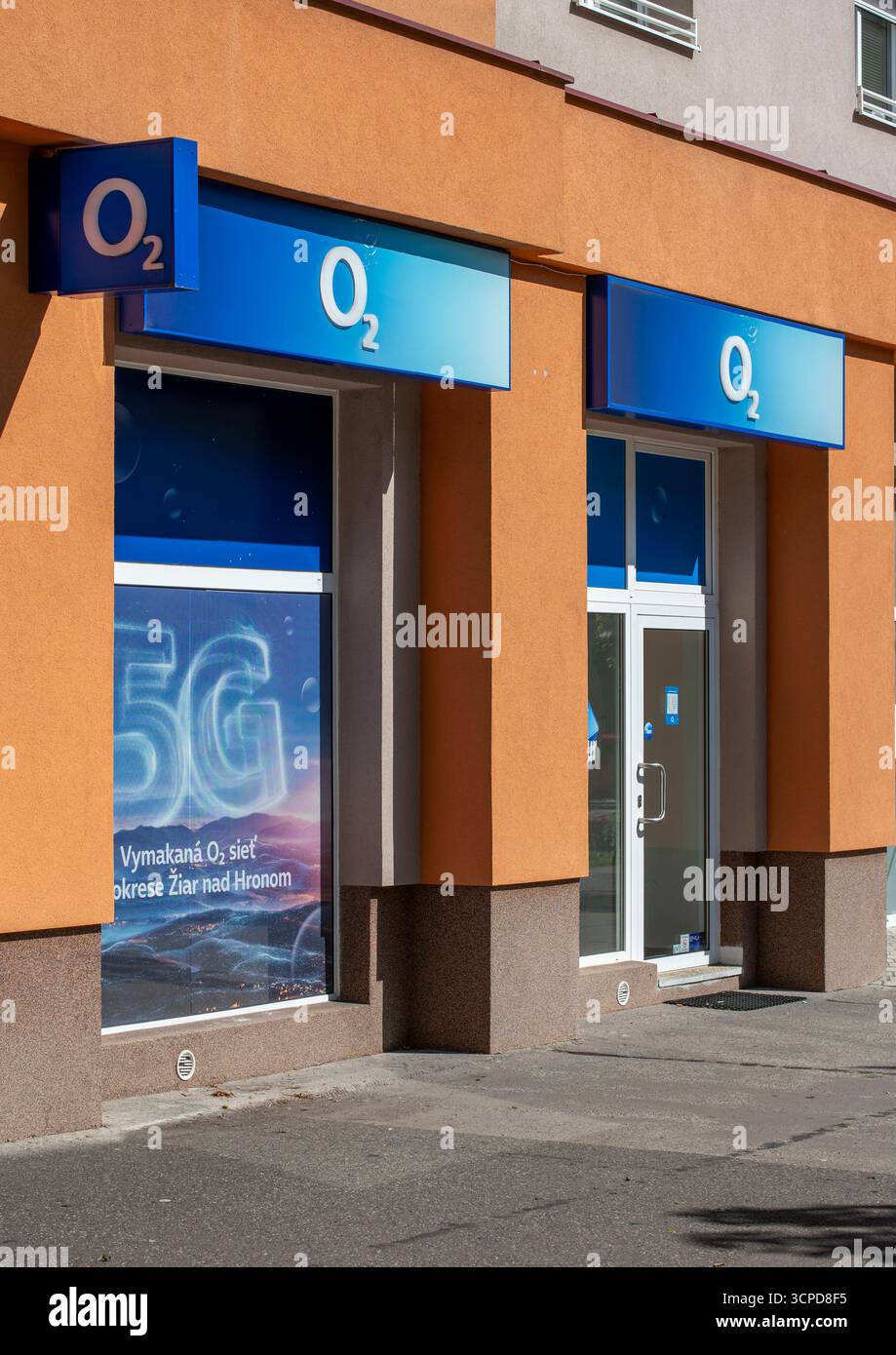 Ziar nad Hronom, Slovaquie - 21 septembre 2025 : signature de l'opérateur de réseau mobile O2. Filiale O2 à Ziar nad Hronom. Slovaquie. Banque D'Images