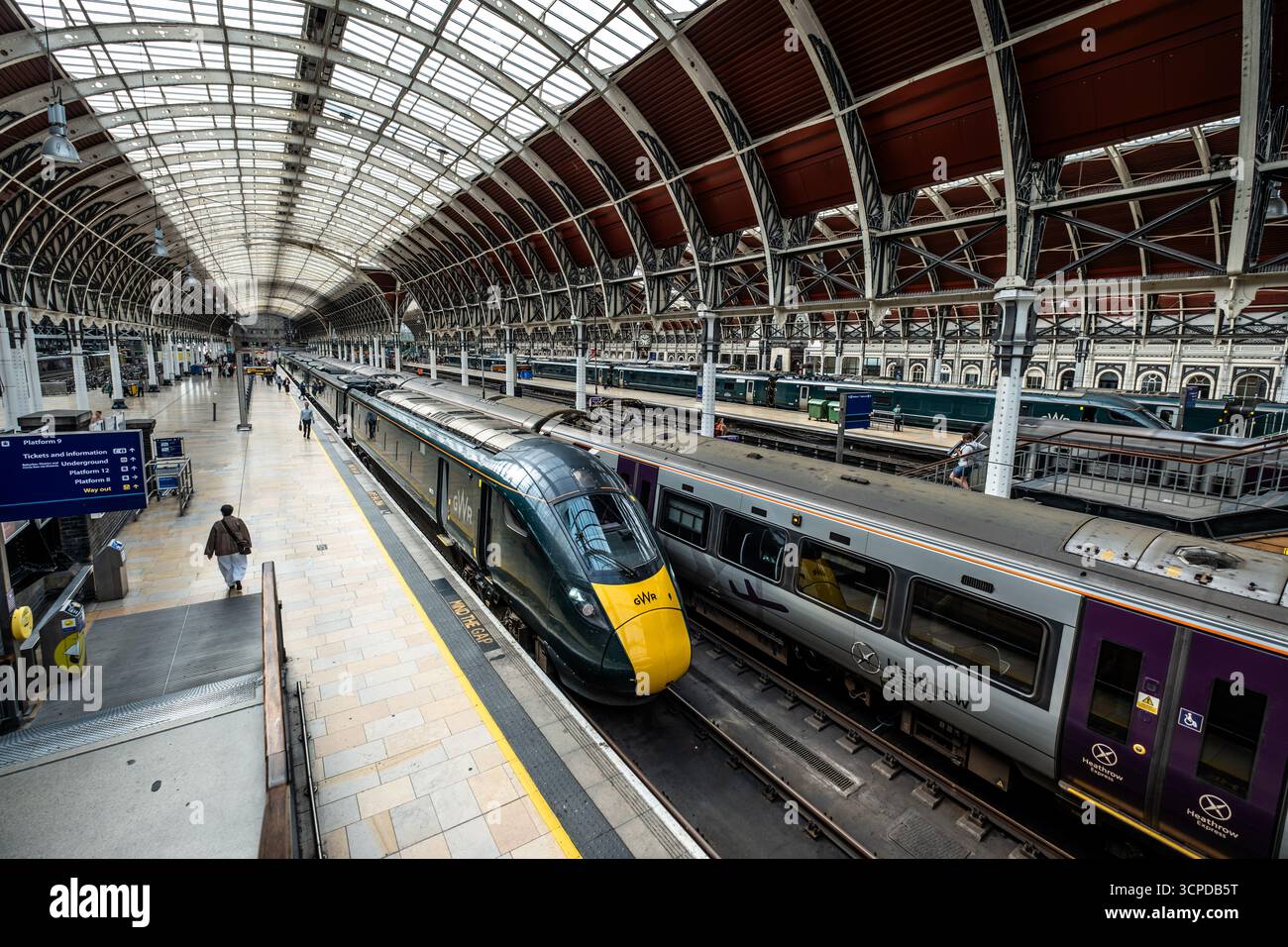 Gare de Londres Paddington avec trains GWR et Heathrow Express Banque D'Images