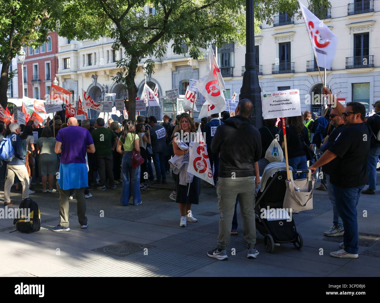 Madrid, Espagne. 25 septembre 2025 : plus d’une centaine de personnes se sont rassemblées devant le Ministère de l’éducation de la Communauté de Madrid pour exiger des heures de travail réduites. Les syndicats de l'éducation financés par le secteur privé appellent à une manifestation pour exiger la réduction des heures de travail, le 25 septembre 2025, à Madrid, en Espagne. Crédit : Alberto Brevers / Alamy Live News. Banque D'Images