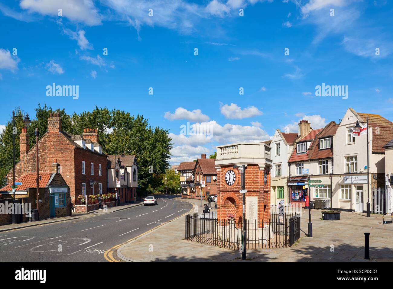Centre-ville de Rainham, Greater London UK, en regardant vers Bridge Road, avec le mémorial de la tour de l'horloge Banque D'Images