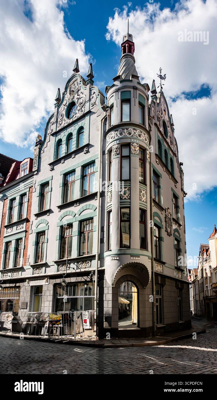 Tallinn, Estonie. Bâtiment Art nouveau sur Pikk Street dans la vieille ville, avec façade ornée, tour décorative et architecture européenne historique. Banque D'Images