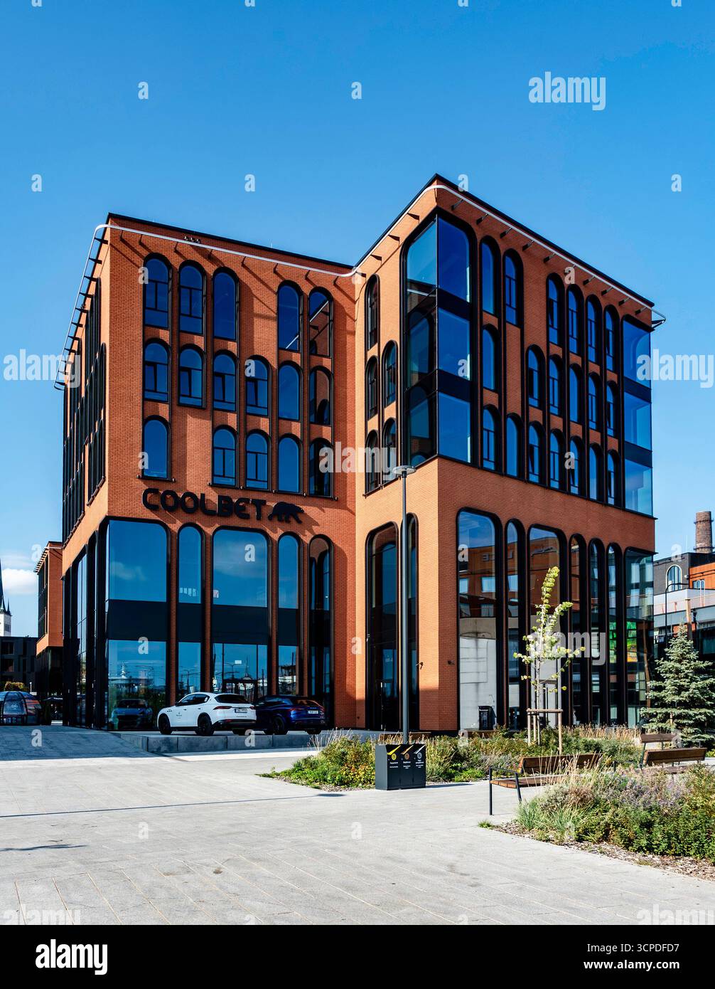 Immeuble de bureaux moderne en brique rouge et verre à Tallinn, Estonie, avec le logo de la société Coolbet sur la façade, situé dans le quartier des affaires de la ville. Banque D'Images