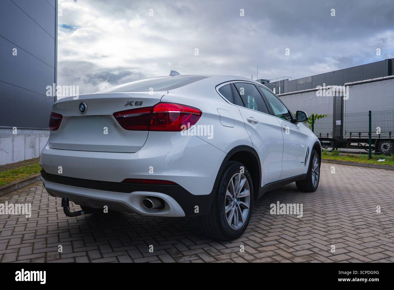 BMW X6 blanche garée avec profil arrière et latéral en mode urbain Banque D'Images
