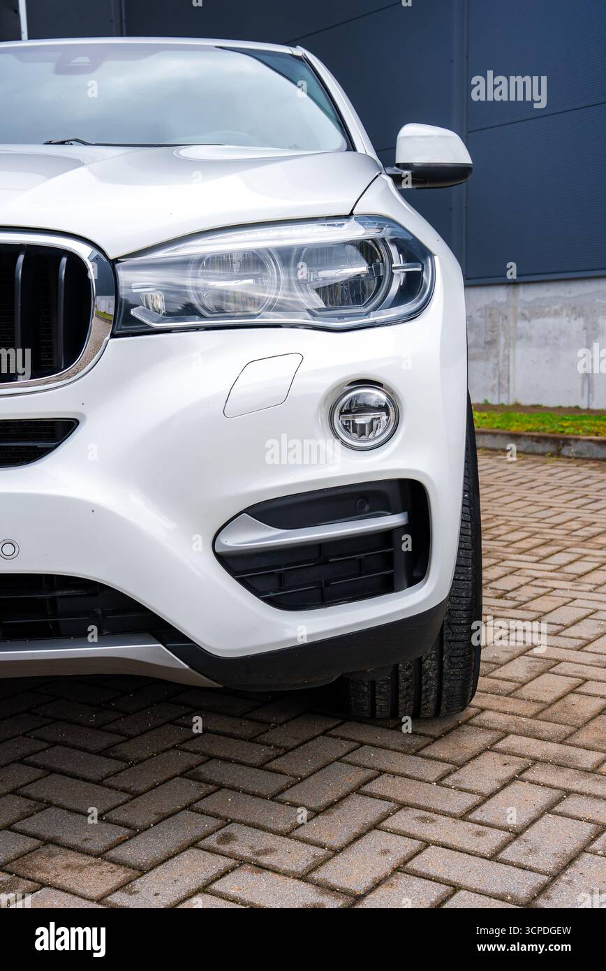 Gros plan du côté avant droit de la BMW X6 blanche en milieu urbain Banque D'Images