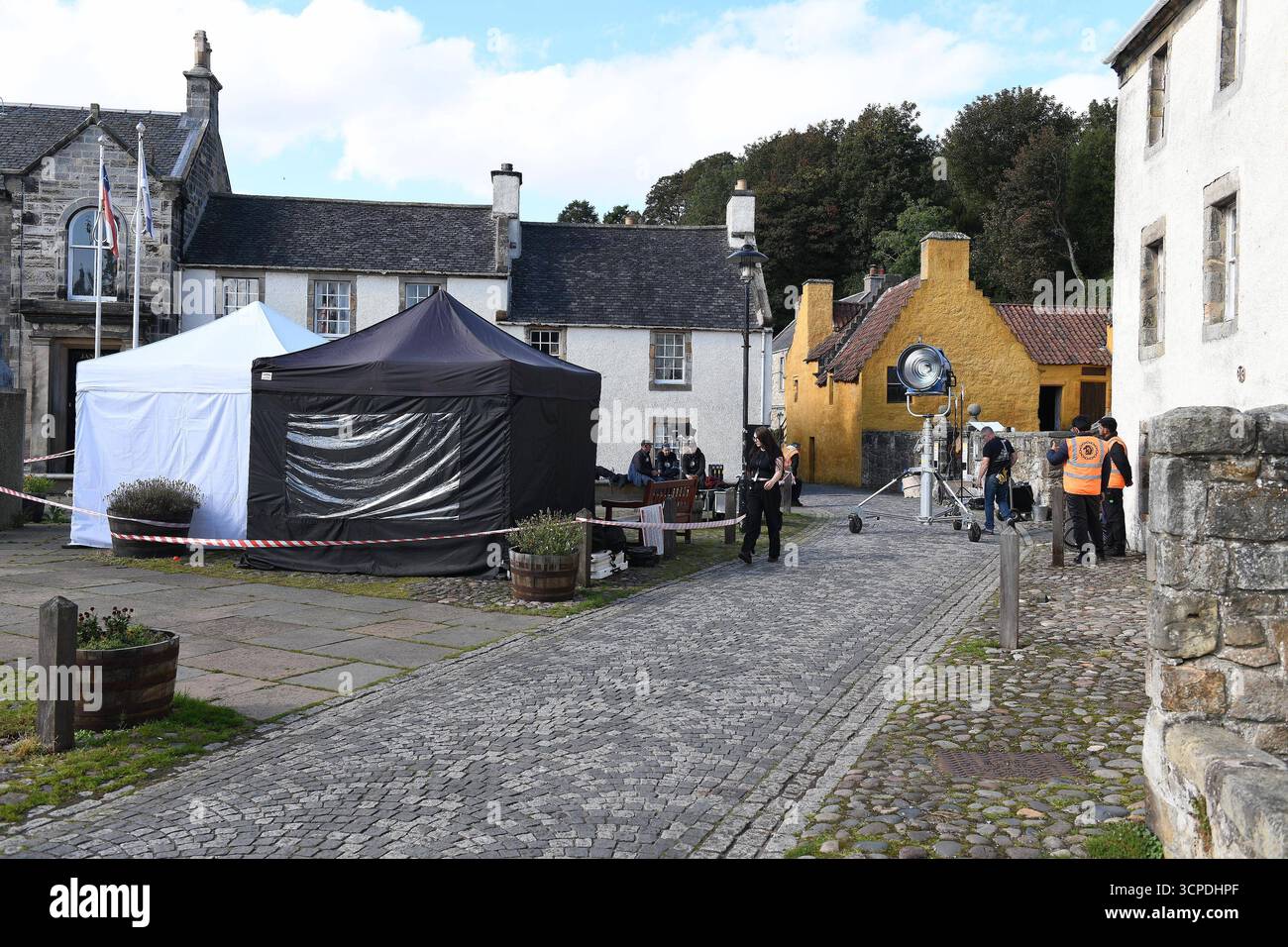 Tournage de Jack of Spades - Culross - 24 septembre 2025 film se déroulant à Culross, Fife, Écosse où l'acteur Damian Lewis agit c David Wardle Édimbourg Elite media Culross Fife Scotland Copyright : xDavidxWardlex Banque D'Images