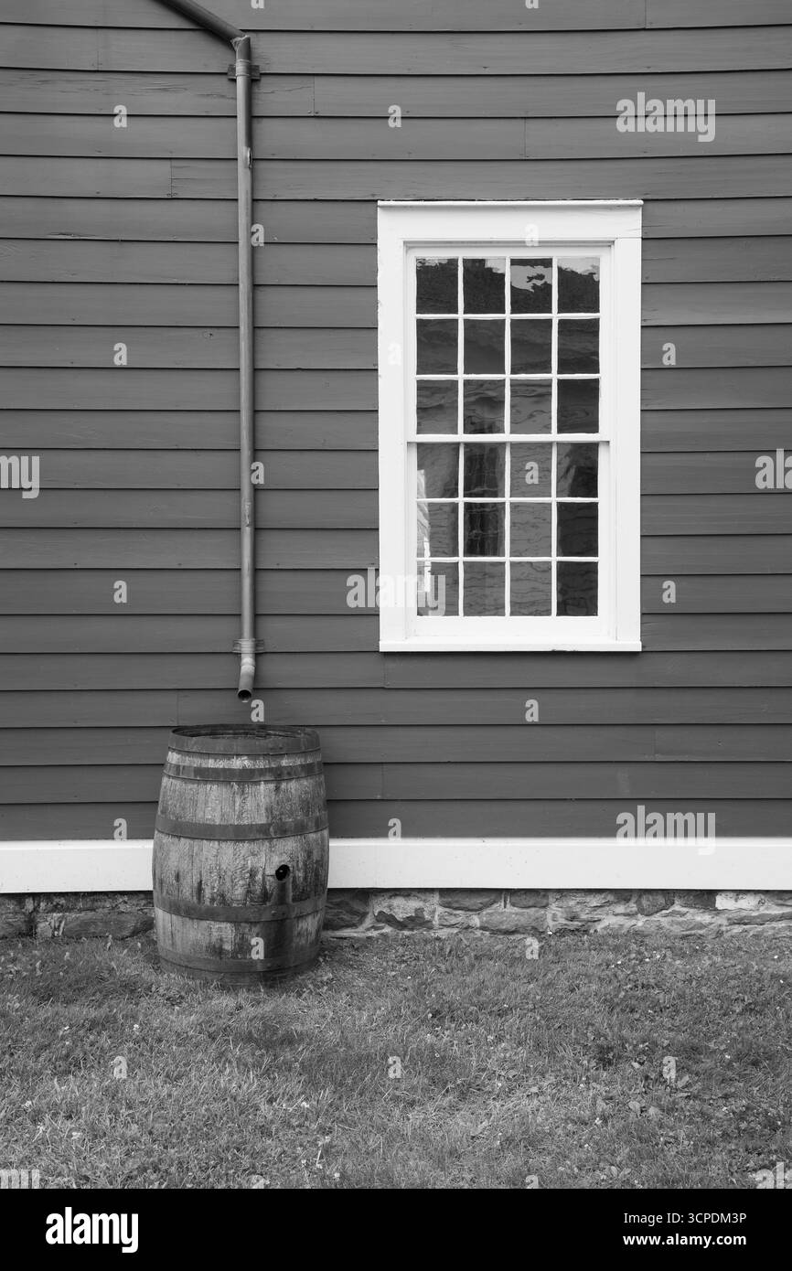 Système de collecte d'eau de baril de pluie du millésime des années 1800 Banque D'Images