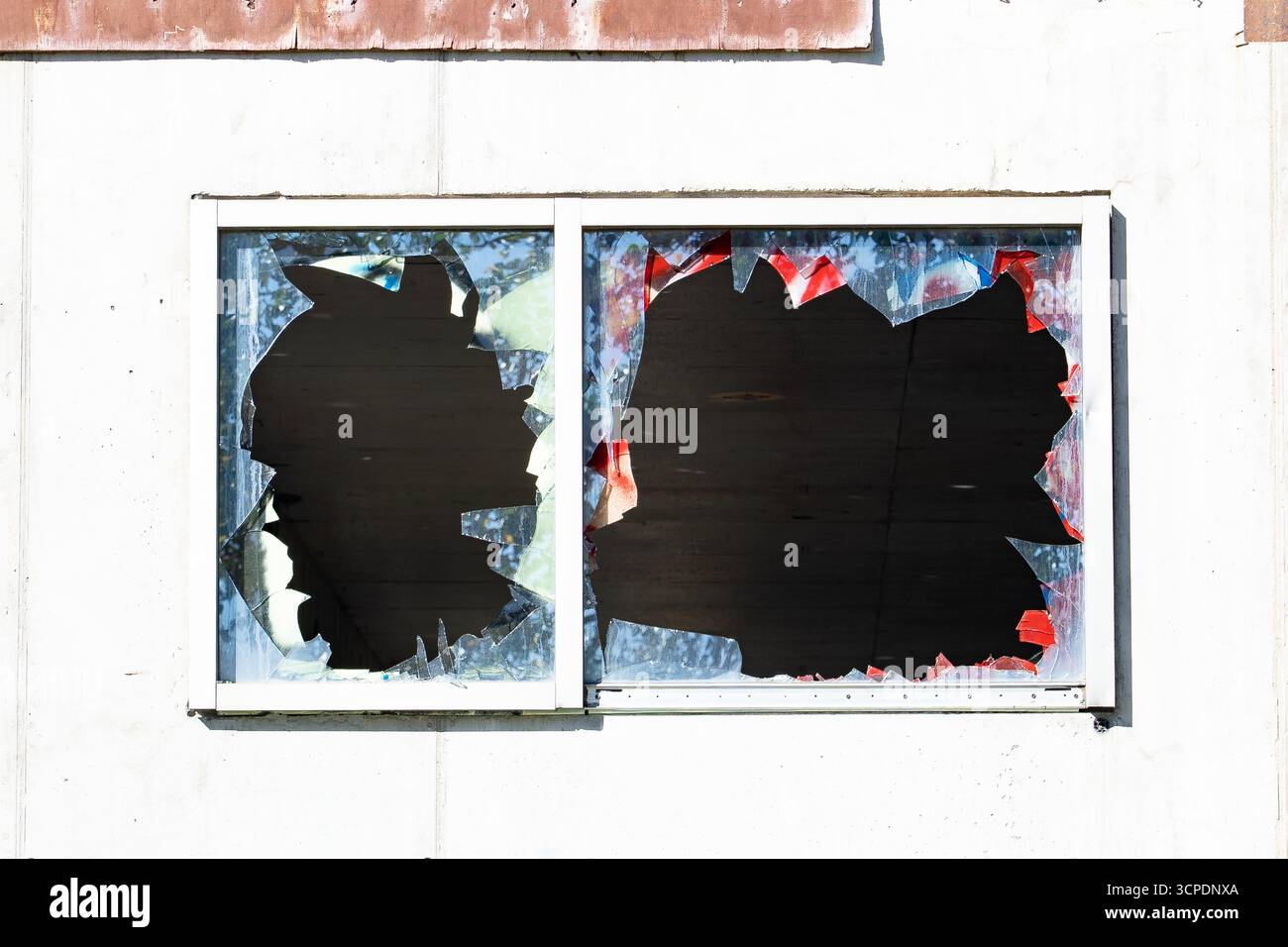 Fenêtres brisées et vandalisme après que des coupables eurent pénétré sur une propriété privée. Banque D'Images