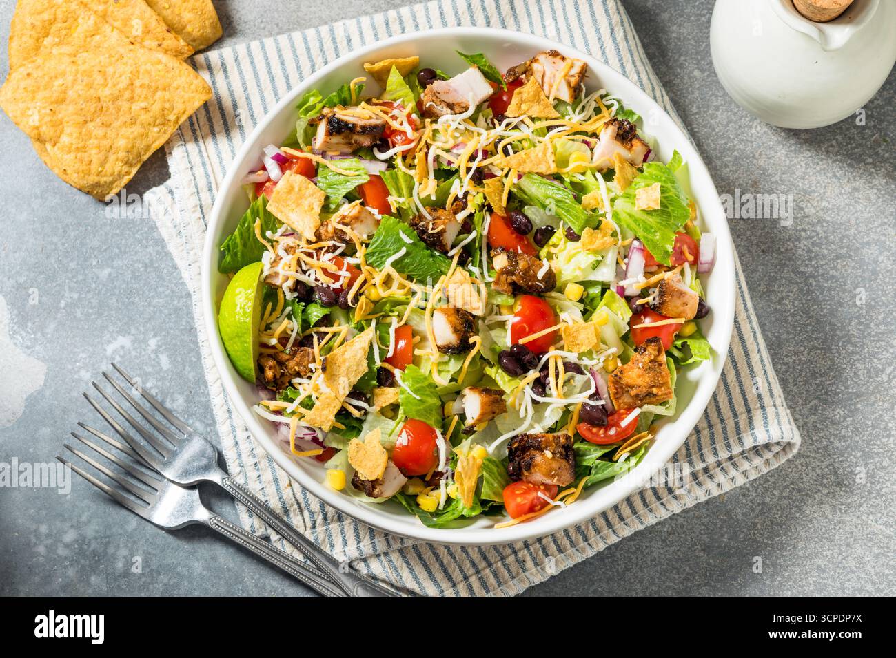 Salade de tacos au poulet maison avec haricots de maïs et croustilles de tortilla Banque D'Images