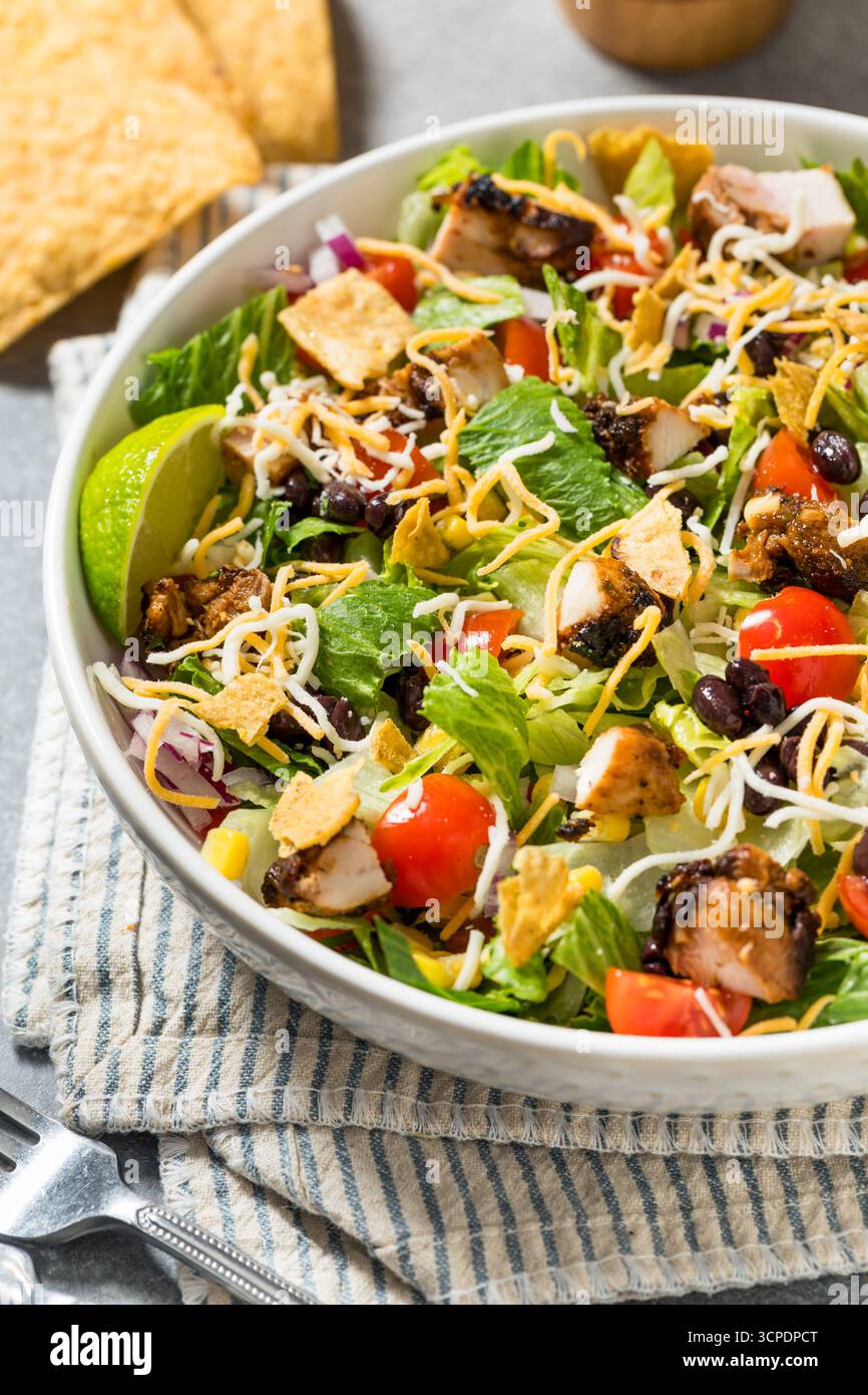 Salade de tacos au poulet maison avec haricots de maïs et croustilles de tortilla Banque D'Images