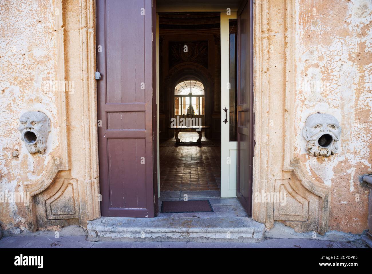 Entrée de la Villa Palagonia, surnommée « la Villa des monstres », est une villa patricienne du XVIIIe siècle à Bagheria, en Sicile. C'est l'un des premiers Banque D'Images Entrée de la Villa Palagonia, surnommée « la Villa des monstres », est une villa patricienne du XVIIIe siècle à Bagheria, en Sicile. C'est l'un des premiers Banque D'Images