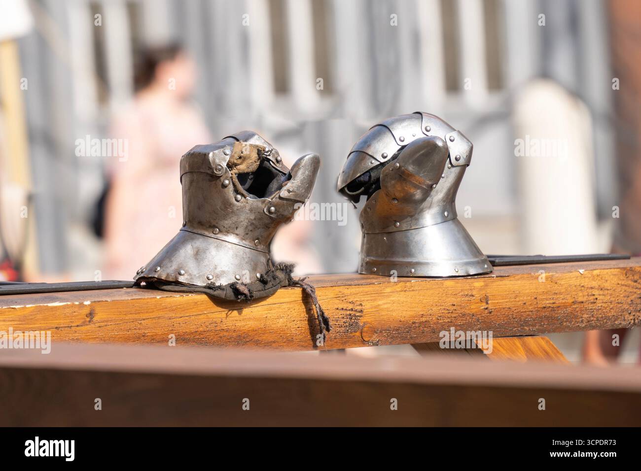 Gants en acier du chevalier médiéval sur une balustrade en bois Banque D'Images
