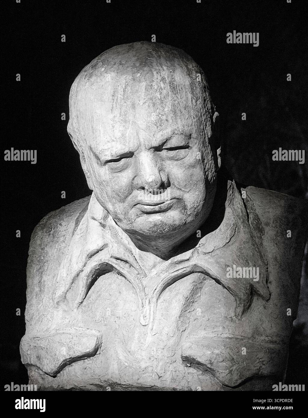 Buste sculpté en bronze de Sir Winston Churchill par Oscar Nemon dans le parc du palais de Blenheim, Woodstock, Oxfordshire Banque D'Images