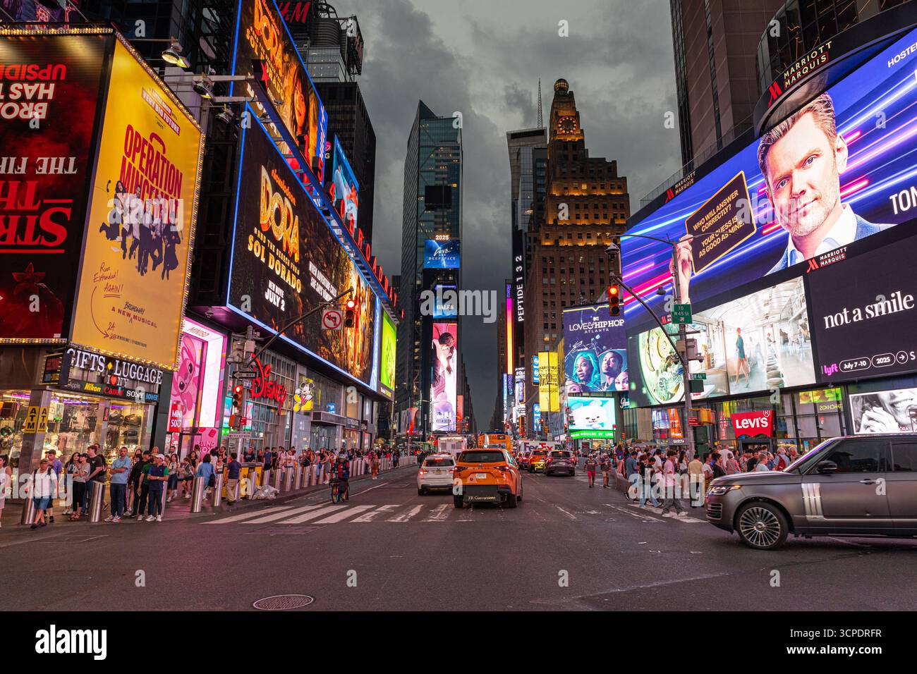 Tempête de pluie à Times Square, New York Banque D'Images