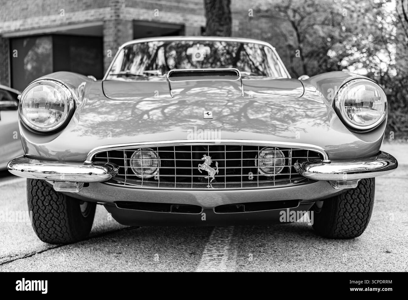 Chicago, Illinois - septembre 29, 2024:F errari 500 Superfast Speziale 1965 . Green Ferrari 500 Superfast Speziale 1965 garé sur la vue de face Banque D'Images
