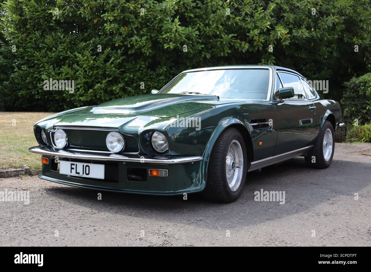 1989 Aston Martin V8 Vantage X-Pack correctement fini en British Racing Green, mijote dans un parking de pub anglais par excellence. Banque D'Images