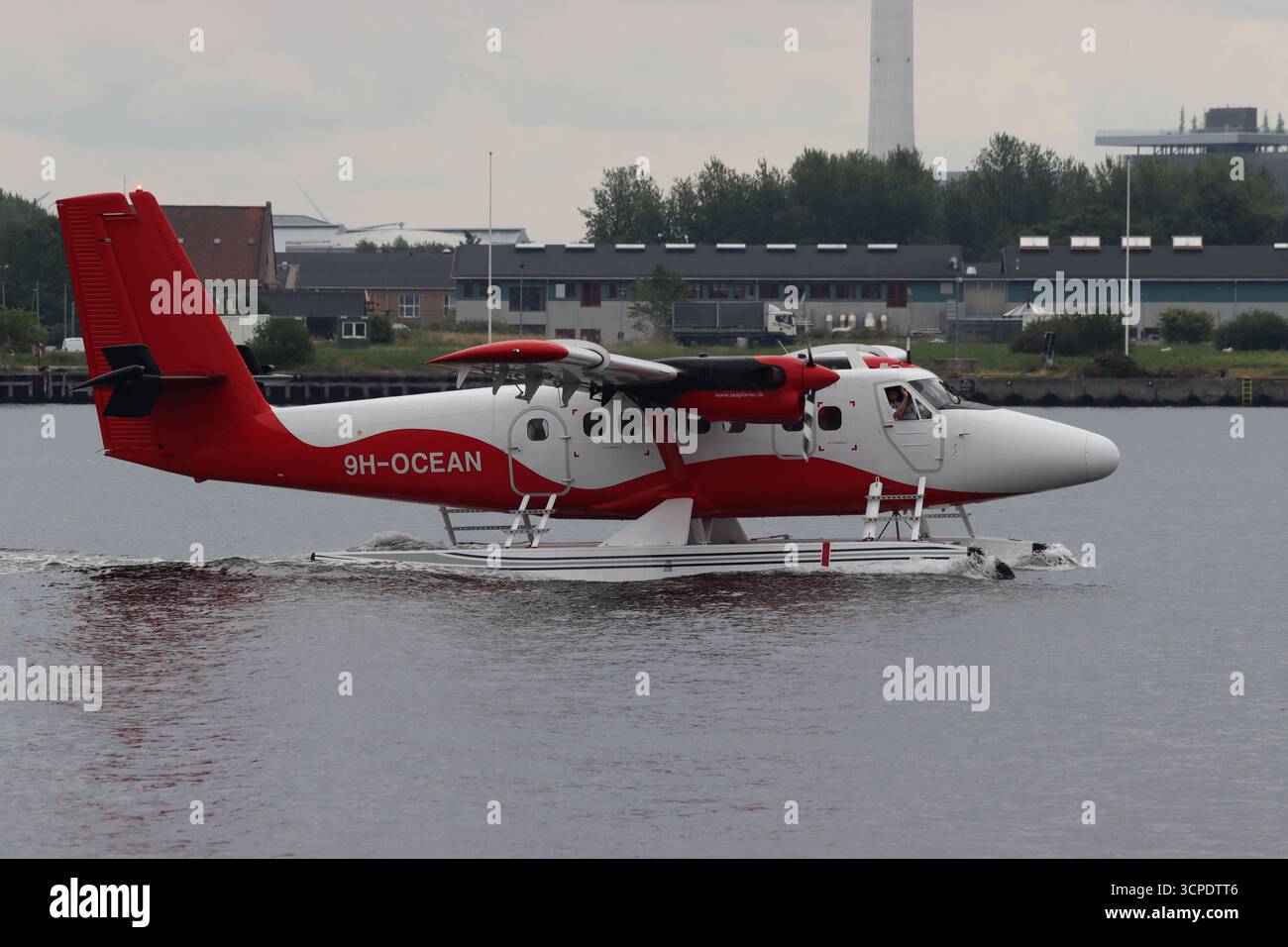 Danish de Havilland Canada DHC-6 Twin Otter Nordic Sea plane 9H-OCEAN Alights dans le port de Copenhague à partir d'un vol touristique. Banque D'Images