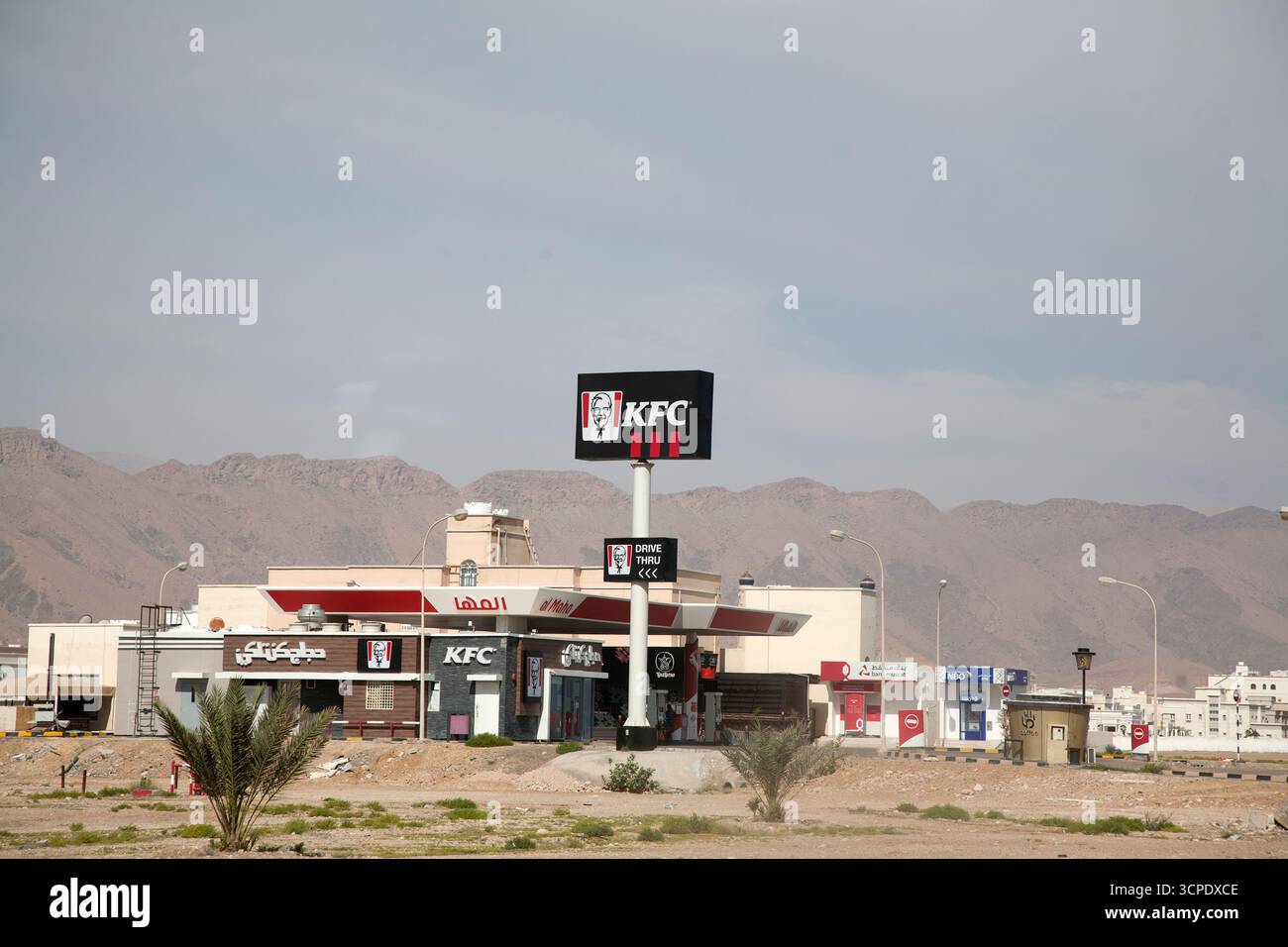 restaurant kfc sur la route 17 route côtière oman sultanat d'oman Banque D'Images