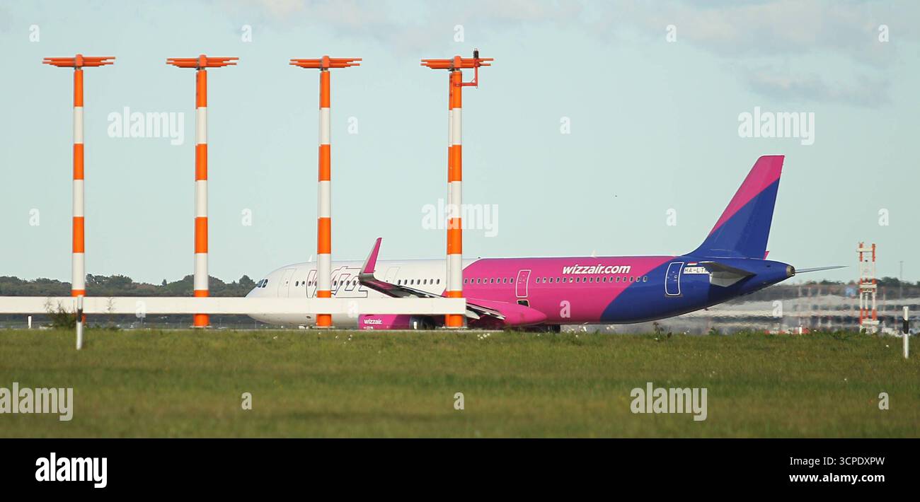 DATE D'ENREGISTREMENT NON INDIQUÉE Eine Maschine der Billigfluggesellschaft Wizz Air Rollt zur Startbahn auf dem Flughafen Hamburg. Fuhlsbüttel Hambourg *** Un avion de la compagnie aérienne à bas prix Wizz Air taxis à la piste de l'aéroport de Hambourg Fuhlsbüttel Hambourg Banque D'Images