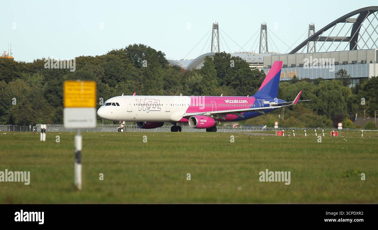 DATE D'ENREGISTREMENT NON INDIQUÉE Eine Maschine der Billigfluggesellschaft Wizz Air Rollt zur Startbahn auf dem Flughafen Hamburg. Fuhlsbüttel Hambourg *** Un avion de la compagnie aérienne à bas prix Wizz Air taxis à la piste de l'aéroport de Hambourg Fuhlsbüttel Hambourg Banque D'Images