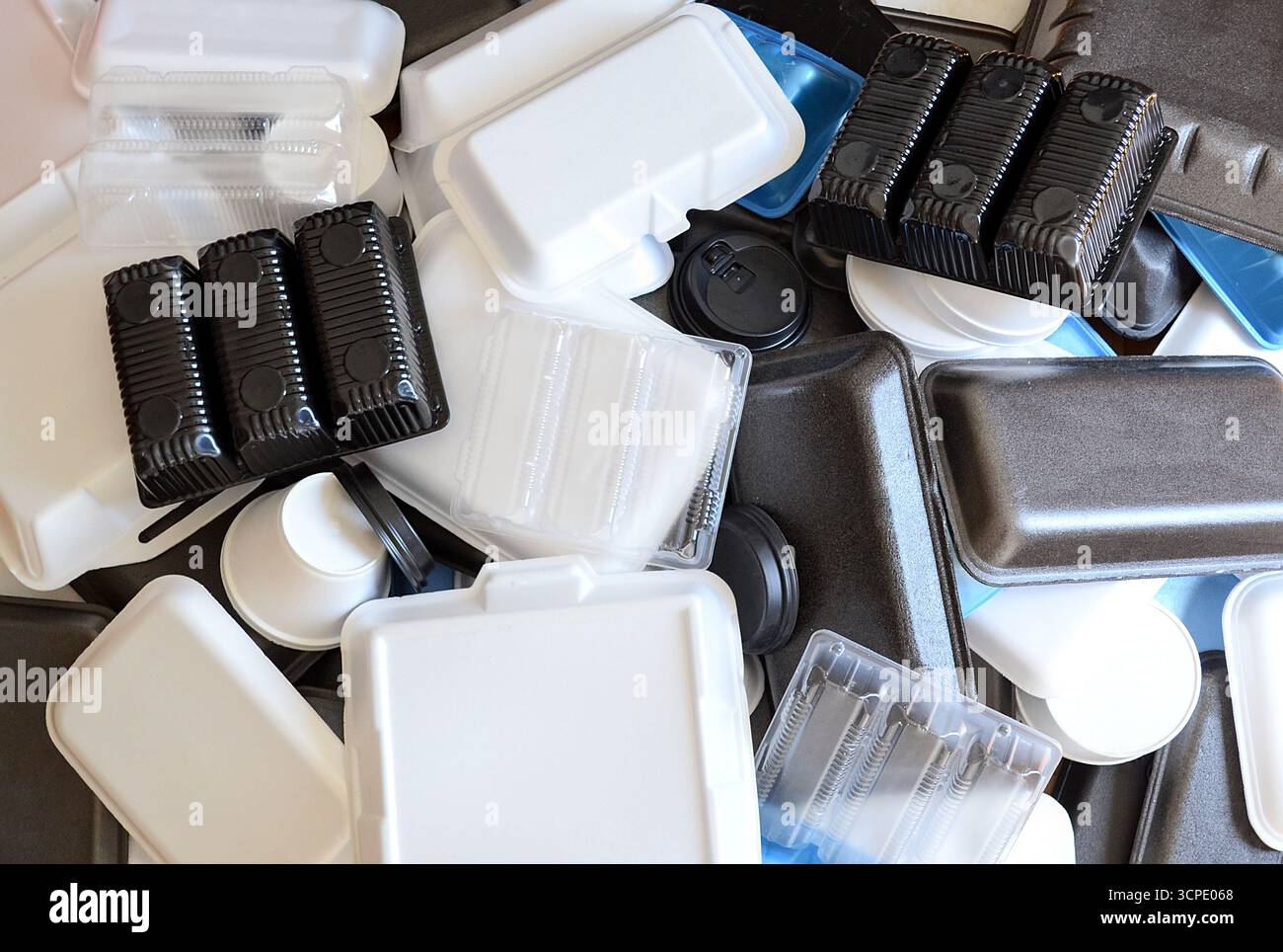 Vue de dessus d'une pile de contenants en polystyrène et en plastique (tous en plastique numéro 6) mélangés ensemble. Banque D'Images