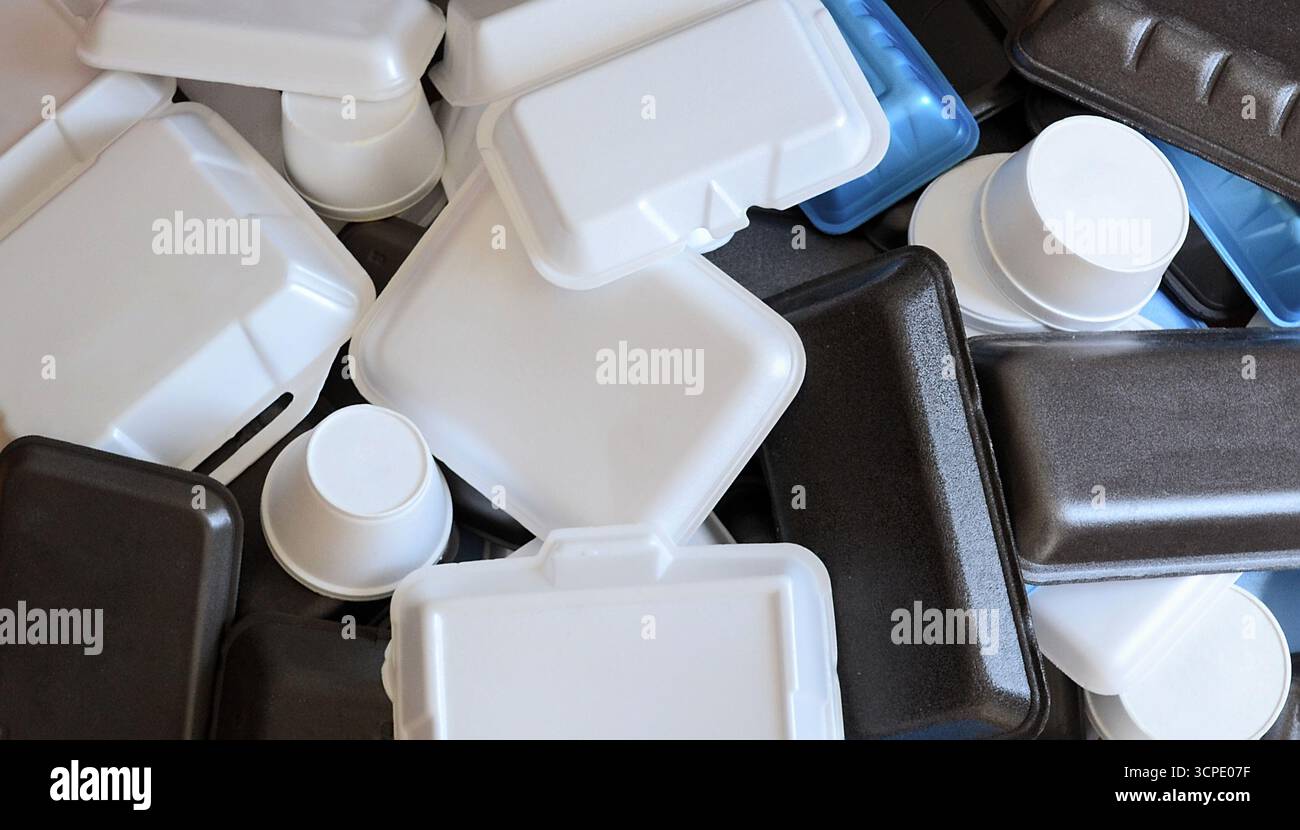 Vue de dessus d'une pile de conteneurs en polystyrène (plastique numéro 6). Banque D'Images
